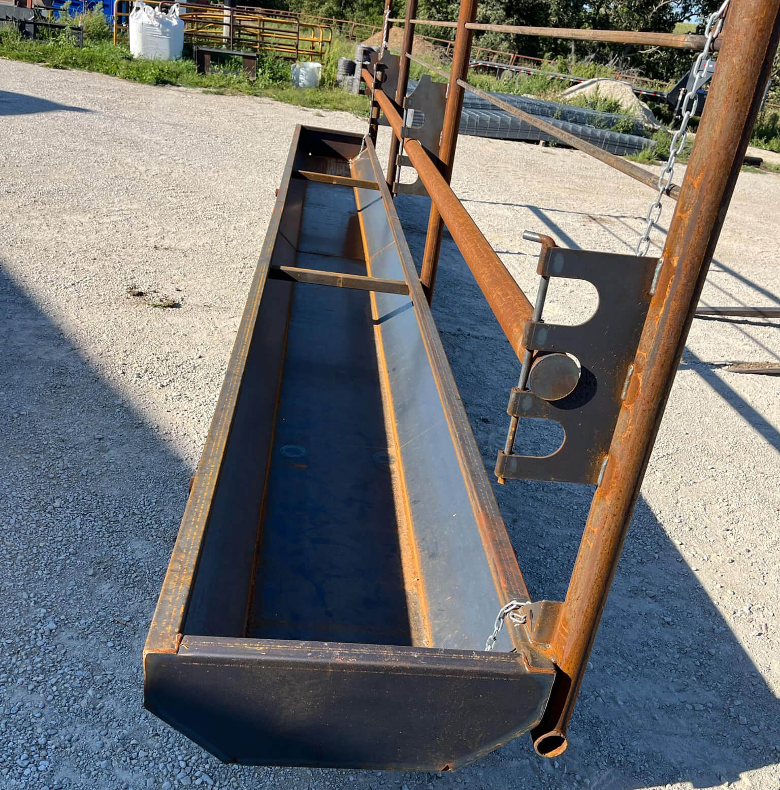 Free-standing fence link bunk